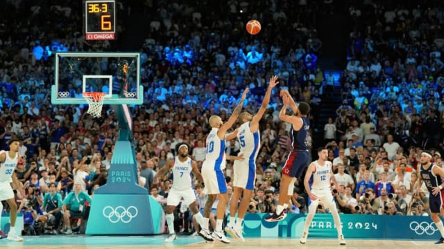 Cú Ném Ba Điểm Huyền Thoại của Stephen Curry Tại Olympic Paris 2024