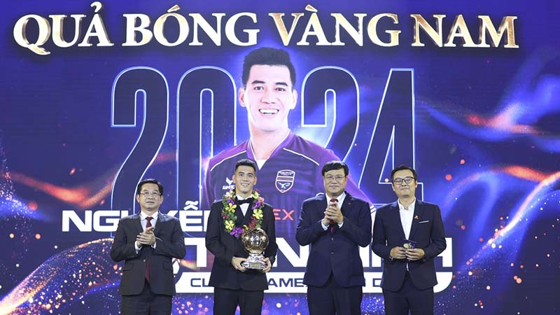 Nguyễn Tiến Linh đoạt Quả Bóng Vàng Việt Nam 2024: Thành công đột phá của tiền đạo Bình Dương